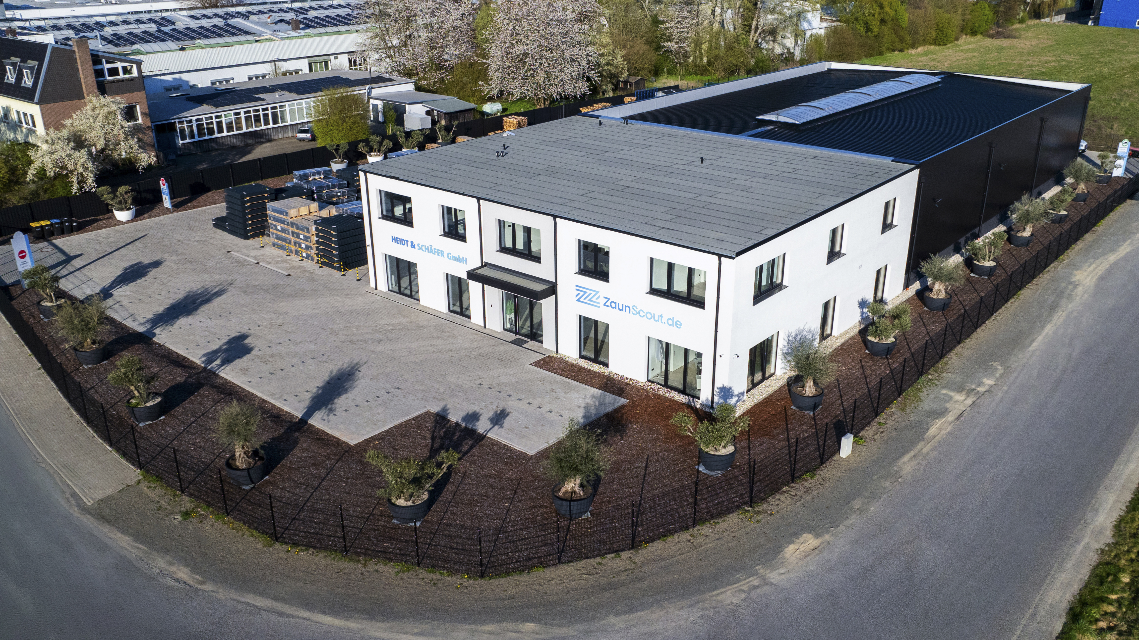 Firmensitz der Heidt & Schäfer GmbH in Vlotho mit Bürogebäude und Lagerhalle